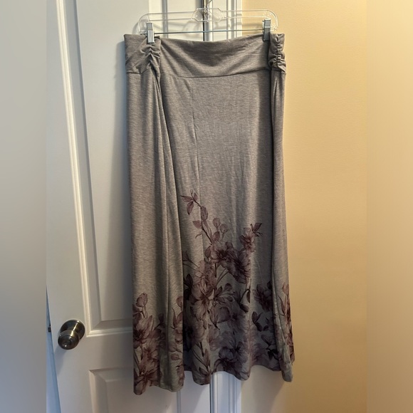NWT Grey floral skirt - Picture 1 of 3
